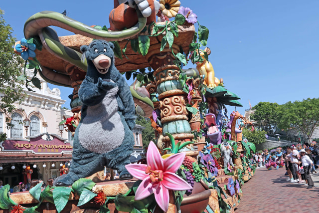 Flight of Fantasi Parade diramaikan kurang lebih tujuh iring-iringan mobil yang membawa berbagai karakter dari film Disney. (Foto: Aria Sankhyaadi/kumparan)