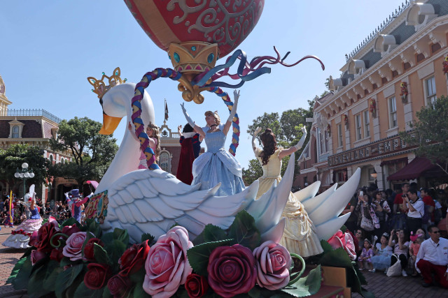 Putri-putri cantik dari film Disney menari dari atas mobil parade. (Foto: Aria Sankhyaadi/kumparan)