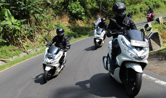 Asyik melahap tikungan pakai Honda PCX 150 (Foto: Istimewa)