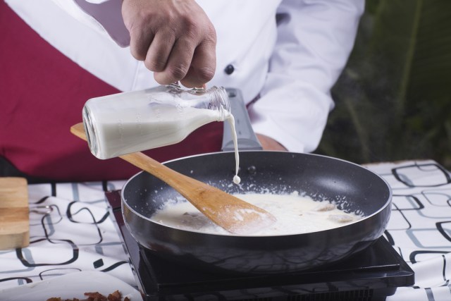 Memasak susu Foto: Shutterstock