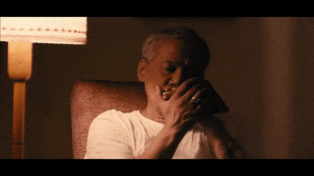 Aktor Tio Pakusadewo saat memainkan Harmonika. (Foto: YouTube: Visinema Pictures.)