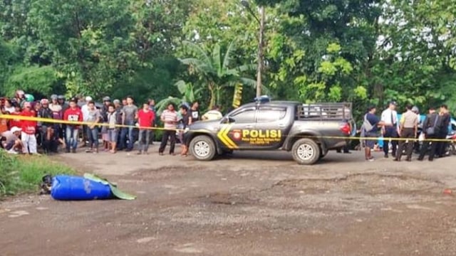 Penemuan mayat di dalam tong biru di Bogor.
(Foto: Dok. Humas Polres Bogor)