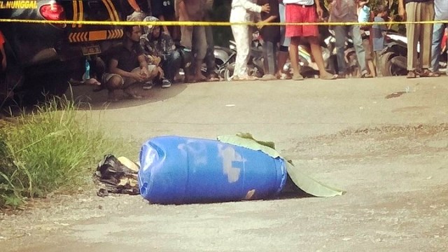 Penemuan mayat di dalam tong biru di Bogor.
 (Foto: Facebook/Sarman Gultom)