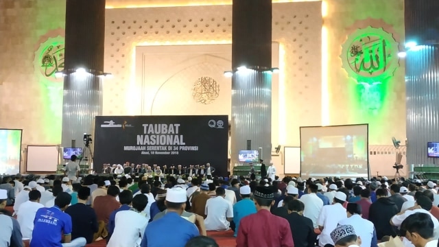 Suasana pembacaan serentak 30 Juz Al-Qur'an dalam rangka acara Taubat Nasional di Masjid Istiqlal, Jakarta Pusat, Minggu (18/11/2018). (Foto: Maulana Ramadhan/kumparan)