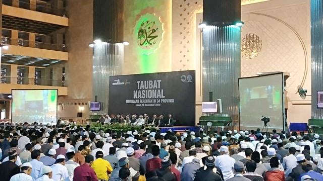 Suasana pembacaan serentak 30 Juz Al-Qur'an dalam rangka acara Taubat Nasional di Masjid Istiqlal, Jakarta Pusat, Minggu (18/11/2018). (Foto: Maulana Ramadhan/kumparan)