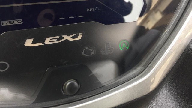 Indikator fitur Stop-Start System (SSS) yang menyala pada Yamaha Lexi S (Foto: Aditya Pratama Niagara/kumparanOTO)