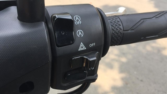 Tombol-tombol pada setang kanan Yamaha Lexi S (Foto: Aditya Pratama Niagara/kumparanOTO)