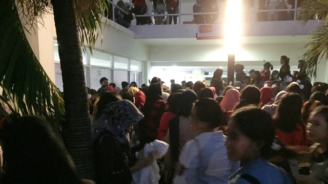 Fans masih mengantre tiket konser iKON di Tennis Indoor Senayan, Jakarta, Minggu (18/11/2018). (Foto: Masajeng Rahmiasri/kumparan)