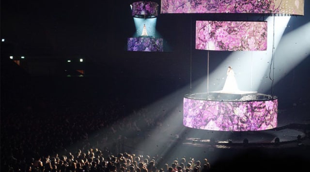 Konser ke 10 tahun IU bertajuk 'Dlwlrma' yang Penuh Emosional