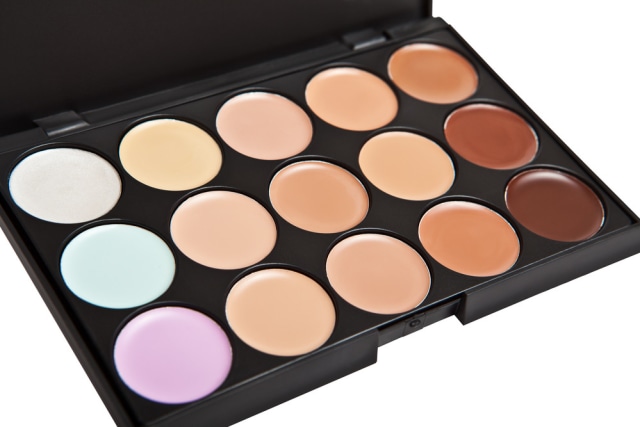 Warna Foundation Kamu Terlalu Terang? Begini 5 Cara Mengakalinya! (3)
