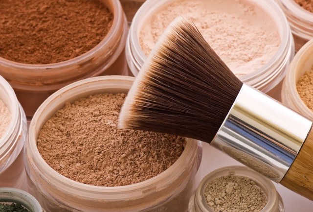 Warna Foundation Kamu Terlalu Terang? Begini 5 Cara Mengakalinya! (4)