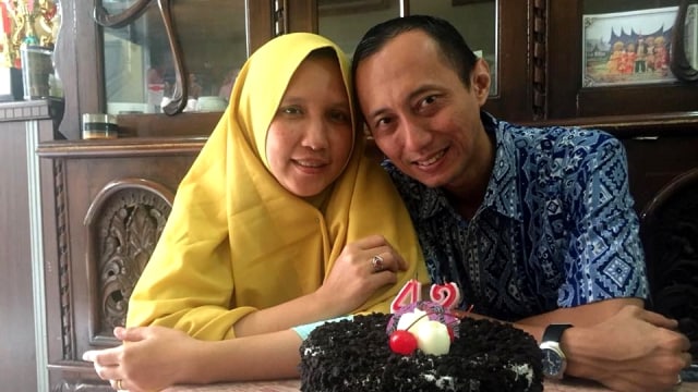 Abdullah Fitri Setiawan, bersama Istri. (Foto: Facebook/ Bayu Yuniarti)