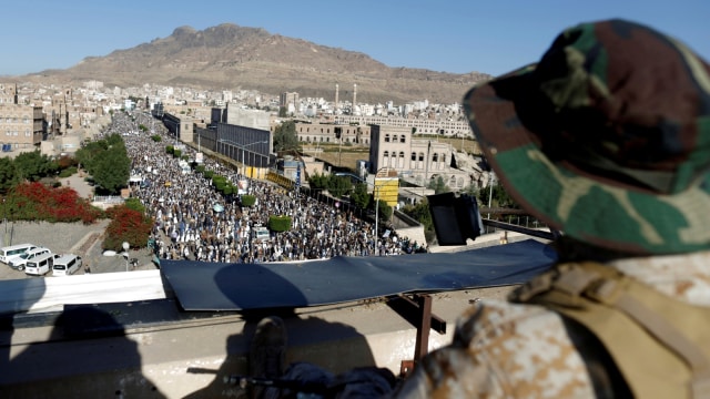 Tentara Houthi di Yaman. Foto: REUTERS/Khaled Abdullah