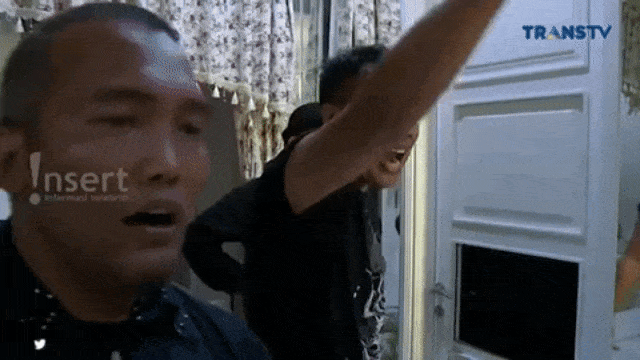 Vicky Prasetyo emosi saat menggerebek istrinya Angel Lelga. (Foto: Dok. Insert Pagi.)