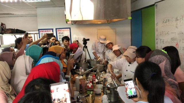 TKI mengikuti praktik membuat bubble tea. (Foto: Arifin Asydhad/kumparan)