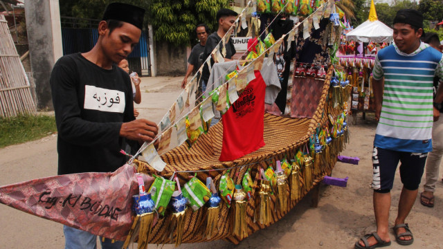 Warga menghias perahu dalam rangka memperingati Maulid Nabi Muhammad. (Foto: ANTARA FOTO/Weli Ayu Rejeki)