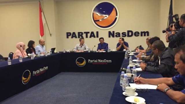 (ki-ka) Direktur Pembinaan Jaringan Kerja Antar Komisi dan Instansi Sujanarko, Sekjen NasDem Johnny G Plate dan Ketua DPP NasDem Taufik Basari menyambangi DPP NasDem, Senin (19/11/2018). (Foto: Rafyq Panjaitan/kumparan)