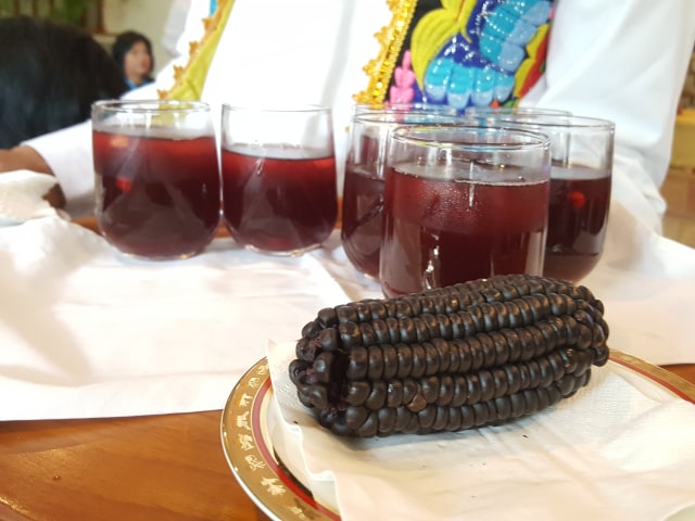 Minuman dari Jagung ungu khas Peru (Foto: Nurvita Indarini/ kumparan)