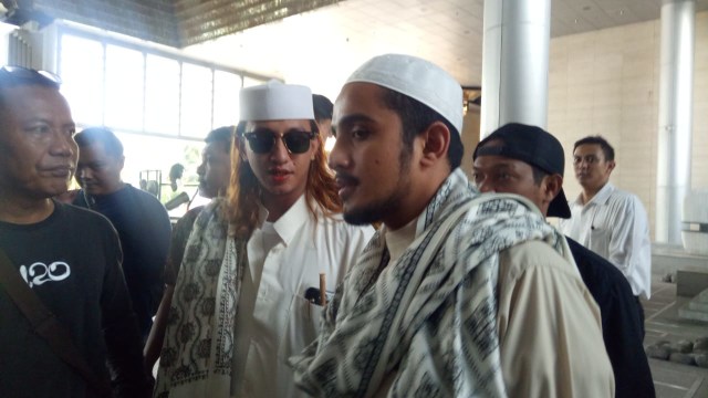 Habib Bahar (kanan) dan Habib Hanif Alatas (kedua dari kanan) bertemu perwakilan Instagram di Gedung Capital Place, Jakarta Pusat. Foto: Adhim Mugni Mubaroq/kumparan