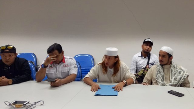 Habib Novel (kedua dari kiri), Habib Bahar (ketiga dari kiri) dan Habib Hanif (keempat dari kiri) bertemu perwakilan Instagram di Gedung Capital Place, Jakarta Pusat. (Foto: Adhim Mugni Mubaroq/kumparan)
