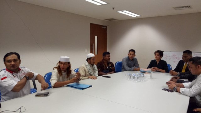 Habib Novel (pertama dari kiri), Habib Bahar (kedua dari kiri) dan Habib Hanif (ketiga dari kiri) bertemu perwakilan Instagram di Gedung Capital Place, Jakarta Pusat. (Foto: Adhim Mugni Mubaroq/kumparan)