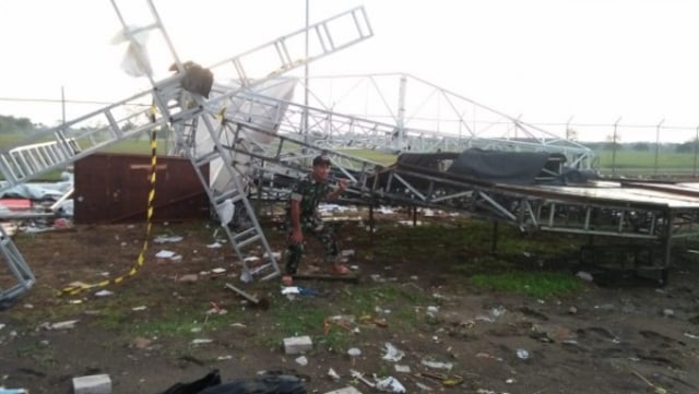 Diterjang Puting Beliung Panggung Festival Banyu Urip Roboh