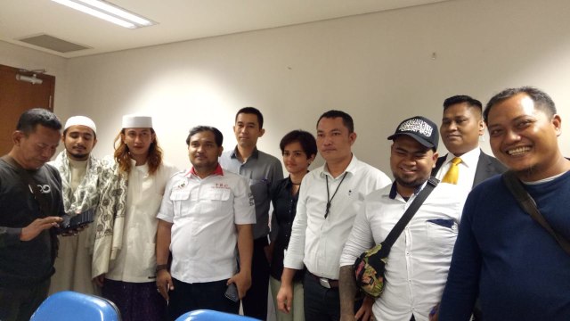 Habib Bahar Smith, Habib Hanif, Habib Novel dan perwakilan instagram berfoto bersama usai dialog terkait penghapusan akun instagram, di Gedung Capital Place, Jakarta Pusat, Selasa (19/11/2018). (Foto: Adhim Mugni M/kumparan)