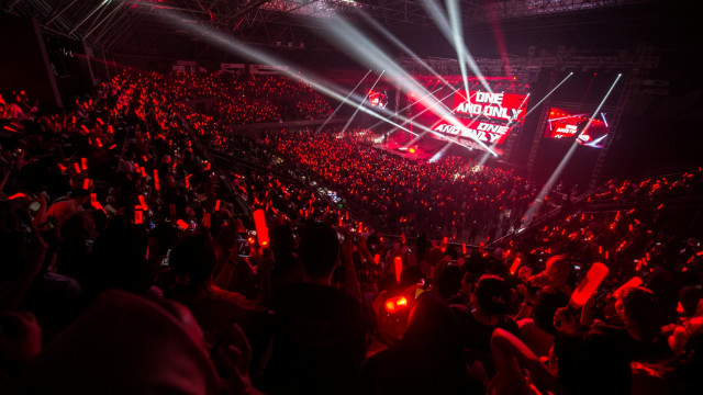 Konser 'iKON 2018 Continue Tour' di Tennis Indoor Senayan, Jakarta, Minggu (18/11). (Foto: YG Entertainment)