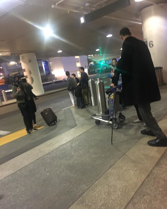 Sultan Kosen di bandara Los Angeles (Foto: Instagram/@reginasingh_realtor)