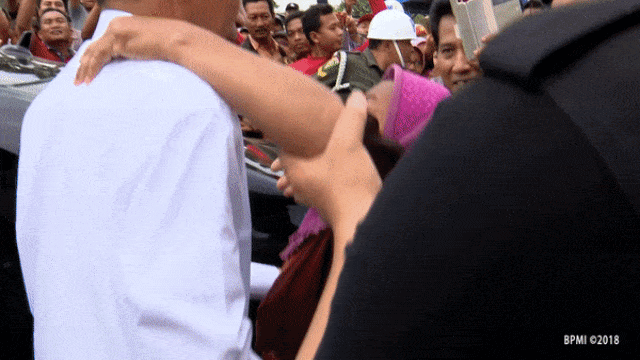Nenek Tua di Lamongan Ini Peluk Jokowi Sambil Nangis. (Foto: Dok. Biro Setpres)