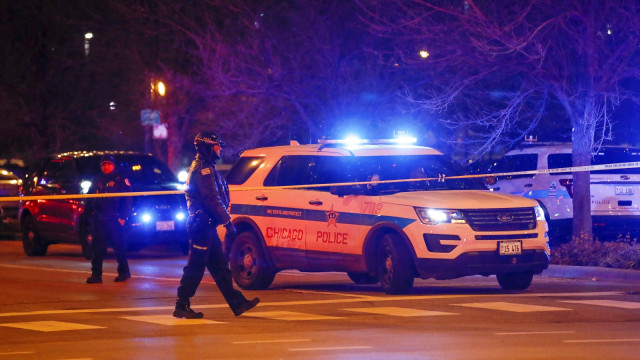 Petugas Polisi Chicago memantau area di luar Rumah Sakit Chicago Mercy di mana seorang pria bersenjata melakukan penembakan di Chicago. (Foto: AFP PHOTO/Kamil Krzaczynski)