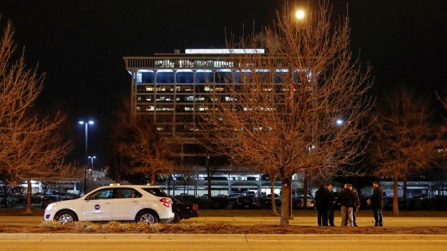 Personel penegak hukum menyelidiki daerah di luar Rumah Sakit Chicago Mercy di mana seorang pria bersenjata melakukan penembakan di Chicago. (Foto: AFP PHOTO/Kamil Krzaczynski)
