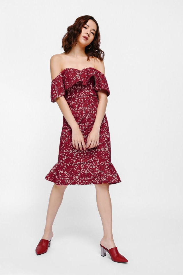 Yassame Lace Off Shoulder Ruffle Midi Dress (Foto: Dok. Love, Bonito)