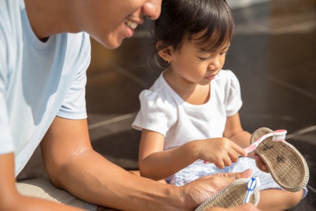 anak belajar mencuci sepatu (Foto: Shutterstock)