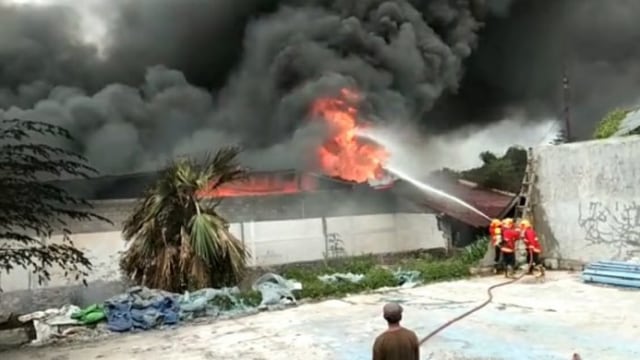 4 Gudang Pabrik Plastik di Pasuruan Ludes Diamuk Si Jago Merah
