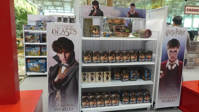 Ragam merchandise yang dijual di bandara Changi, Singapura (Foto: Azalia Amadea/kumparan)