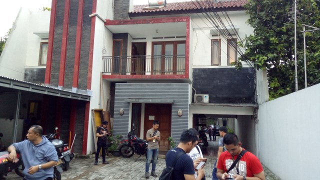Suasana lokasi pembunuhan di kos-kosan Mampang, Jakarta Selatan, Selasa (20/11/2018). (Foto: Ferio Pristiawan/kumparan)