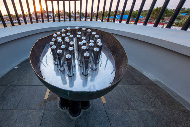 Mangkuk besi berisi kapsul waktu (Foto: Paskalis Khrisno Ayodyantoro)