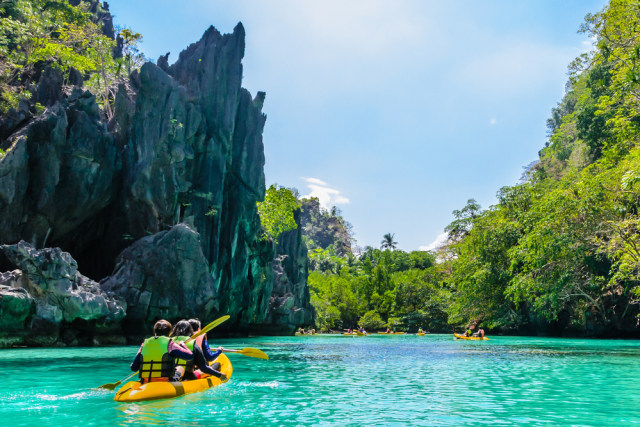 Wisatawan yang sedang berkano di sekitar El Nido Foto: Shutter Stock