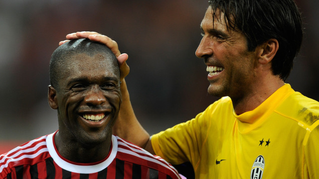 Seedorf dan Buffon usai laga di Trophee Luigi Berlusconi 2011. (Foto: OLIVIER MORIN / AFP)