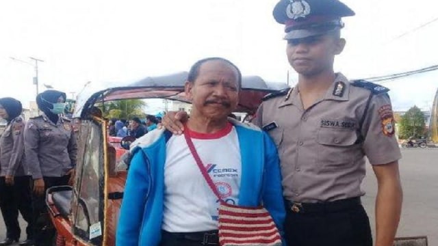 Heboh Polisi Cium Kaki Ayahnya yang Bekerja Sebagai Tukang Becak Motor