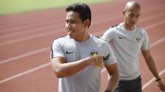 Pelatih Indonesia, Bima Sakti, saat sesi latihan Timnas Indonesia jelang hadapi Filipina di Stadion Madya, Senayan, Jakarta Pusat.  (Foto: Alan Kusuma/kumparan)