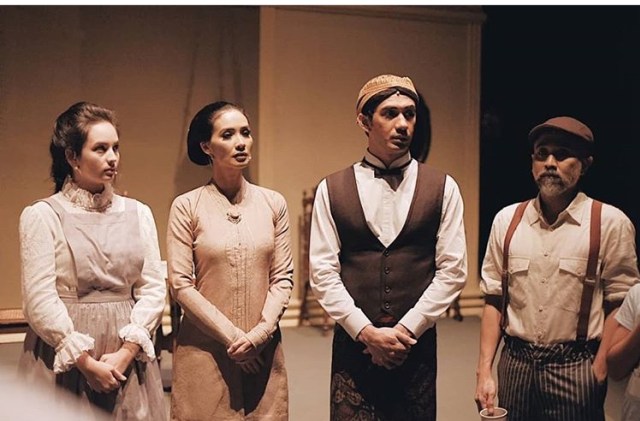 Penampilan Lukman Sardi sebagai Jean Maraus di Pementasan Bunga Penutup Abad (Foto: Photo Credit: Deni Vedder)