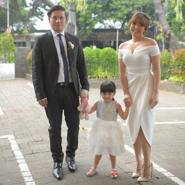 Momen kemesraan  Gading Martin dan Gisella Anastasia bersama Gempi. Foto: Instagram/@gisel_la