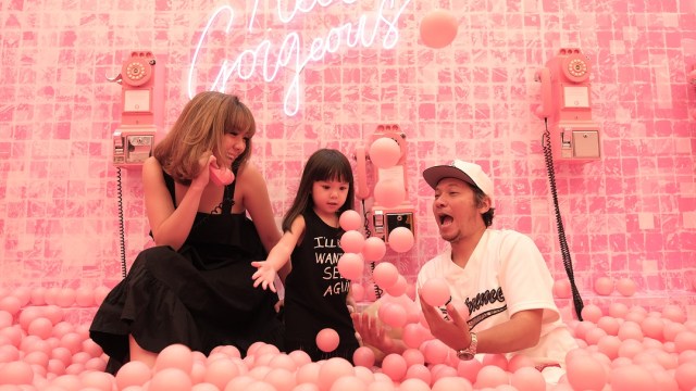 Momen kemesraan Gading Martin dan Gisella Anastasia bersama Gempi. (Foto: Instagram/@gisel_la)