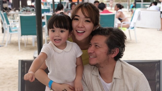 Momen kemesraan  Gading Martin dan Gisella Anastasia bersama Gempi. (Foto: Instagram/@gisel_la)