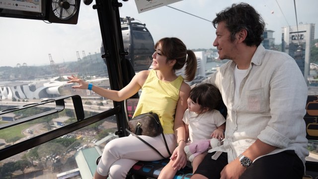 Momen kemesraan Gading Martin dan Gisella Anastasia bersama Gempi. (Foto: Instagram/@gisel_la)