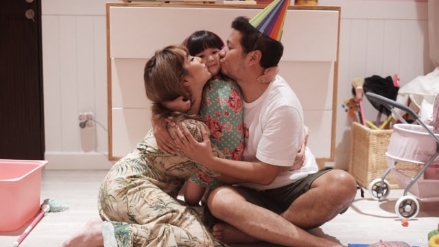 Gading Marten, Gisella Anastasia dan anaknya. (Foto: Instagram/@gadiiing)