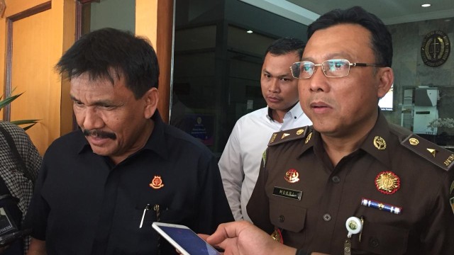 Direktur Pertimbangan Hukum Yogi Hasibuan (kiri) dan Kepala Pusat Penerangan Hukum Mukri (kanan). (Foto: Darin Atiandina/kumparan)