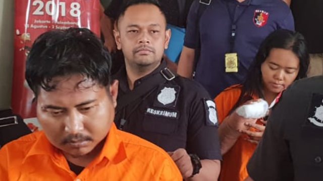 Nurhadi (depan, pakai baju oranye) dan istrinya (belakang, baju oranye) menjadi tersangka pembunuhan Dufi, Rabu (21/11/2018). (Foto: Fadjar/kumparan)